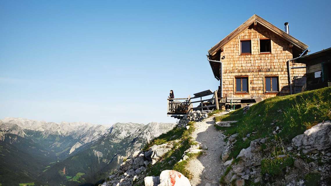 Chata Werfener Hütte se nachází v nadmořské výšce 1,969 m na úpatí Hochthrons a je nejvyšším  útočištěm v salzburském Tennengebirge (foto Andreas Jakwerth)